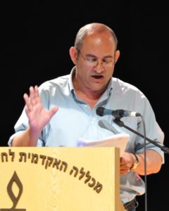 צילום של עמינדב דיקמן מעל דוכן נאום