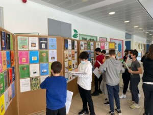 פוסטרים של המצאות מילים בבית ספר הריאלי בחיפה