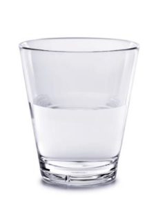 צילום של חצי כוס מים