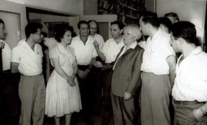 דוד בן גוריון עם עובדי משרד ראש הממשלה והדסה ברלינסקי
