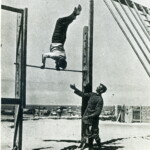 אדם עושה עמידת ידיים על מתח