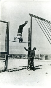 אדם עושה עמידת ידיים על מתח